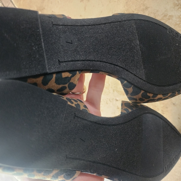 Old navy leopard flats - Picture 2 of 2